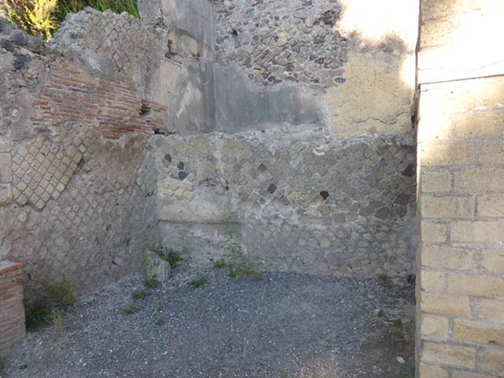 II.4 Herculaneum, September 2015. Large recess/area in north-west corner of shop.